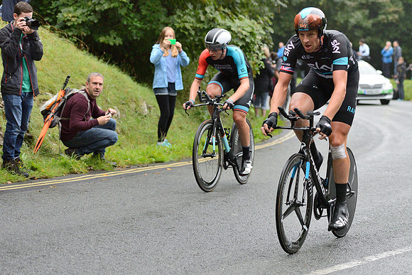 Ian Stannard overtaking Matt Holmes