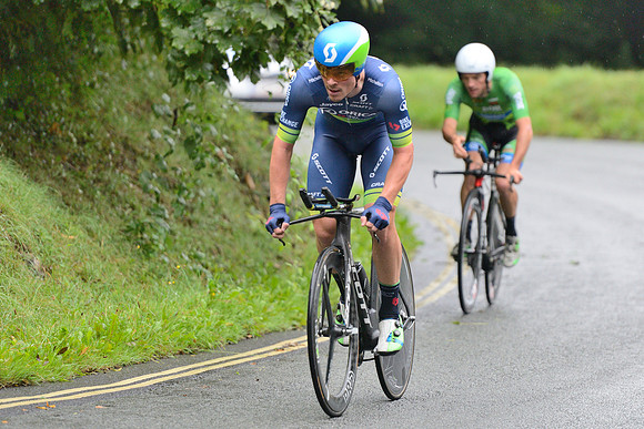 Alexander Edmondson being caught by Emiel Wastyn
