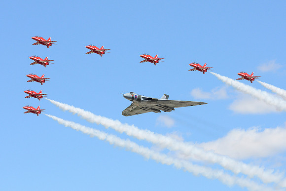 Vulcan XH558 + Red Arrows