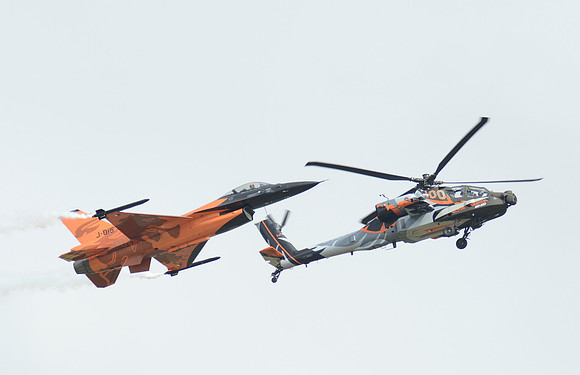 F-16AM Fighting Falcon + Boeing AH-64D Apache