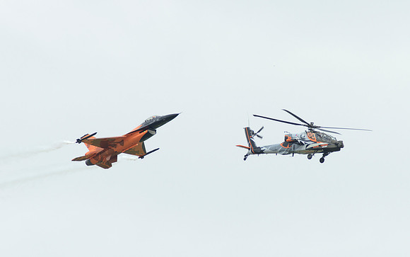 F-16AM Fighting Falcon + Boeing AH-64D Apache